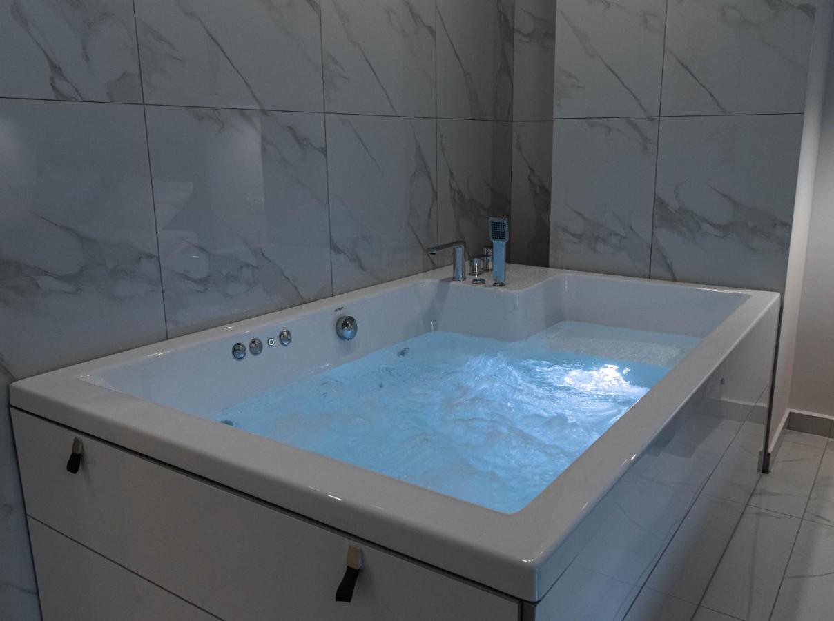 Athens Jacuzzi Apartment Exterior photo