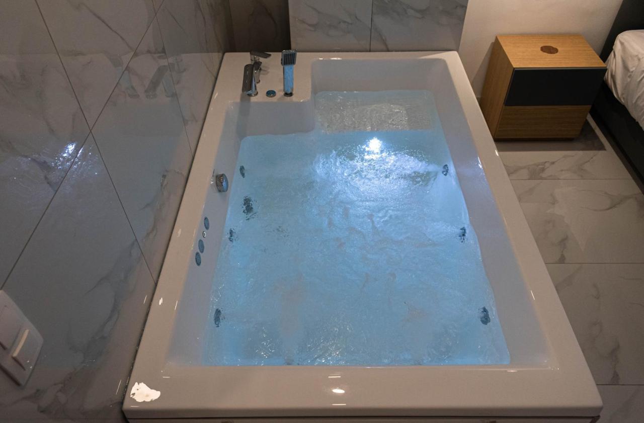 Athens Jacuzzi Apartment Exterior photo